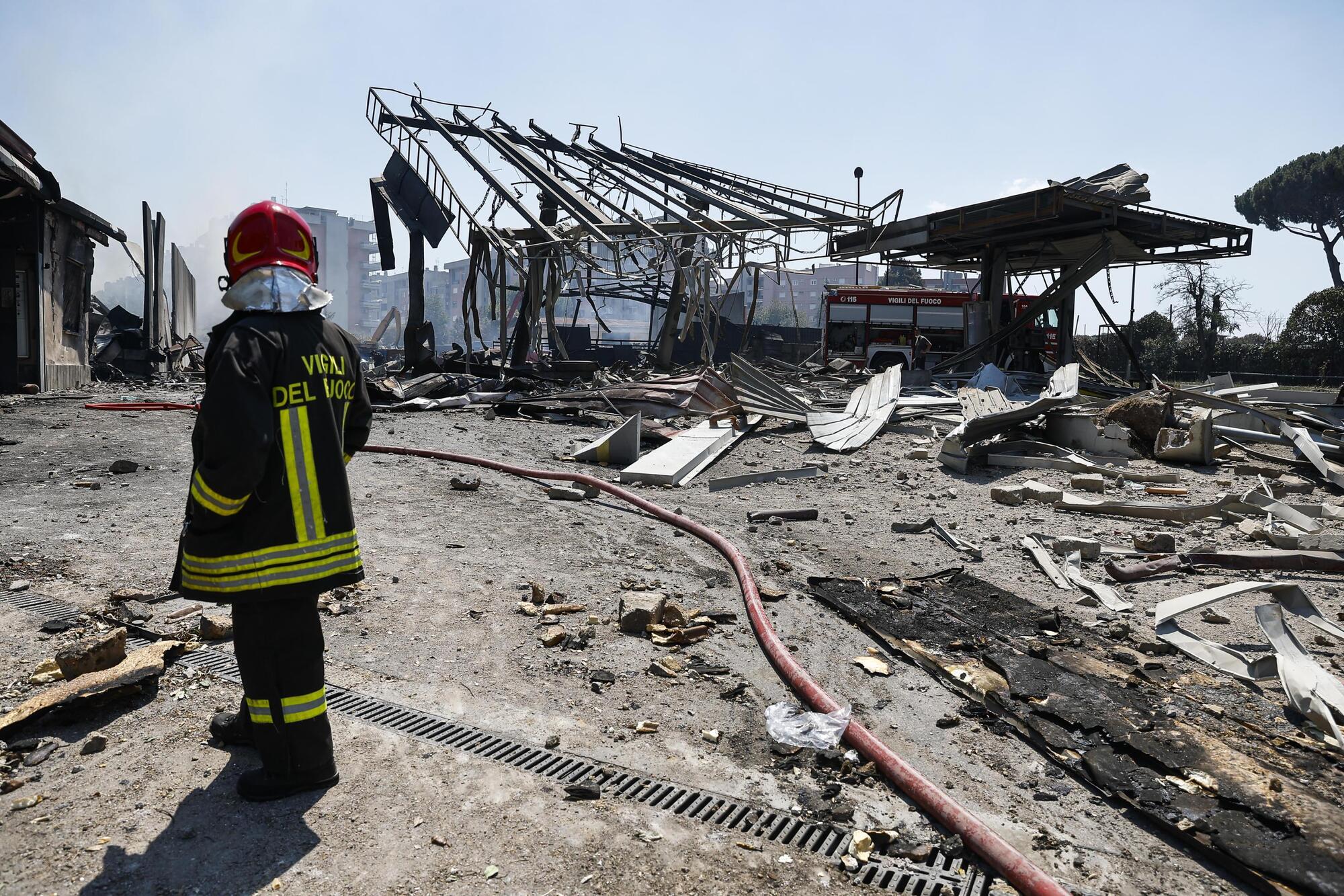 Vigili del fuoco a lavoro per l&#039;esplosione in un distributore di benzina in via dei Gordiani, Roma