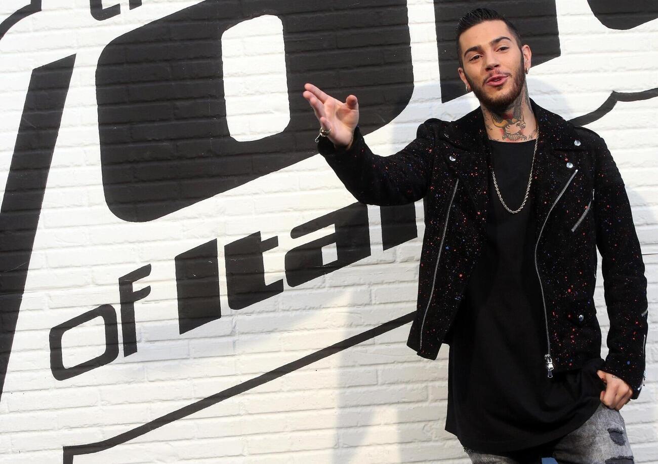 Caso ultras, Emis Killa rompe il silenzio: &ldquo;Indagato per associazione a delinquere? Ero pietrificato. Ma non sono condannato&rdquo;. Il rap: &ldquo;No al politicamente corretto&rdquo;. E su Sanremo spiega perch&eacute; &ldquo;mi avrebbero fischiato&hellip;&rdquo;