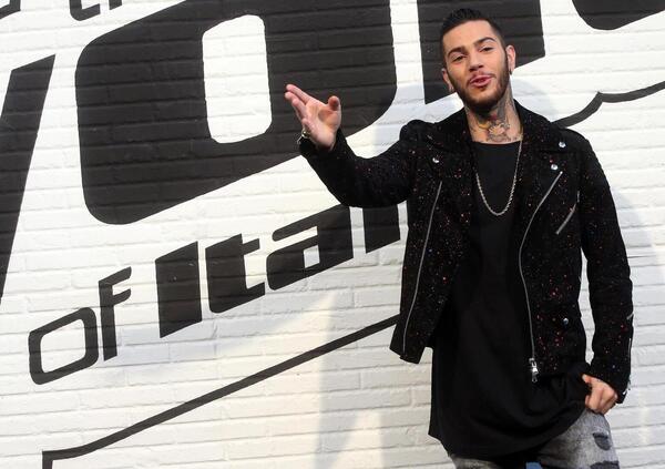 Caso ultras, Emis Killa rompe il silenzio: &ldquo;Indagato per associazione a delinquere? Ero pietrificato. Ma non sono condannato&rdquo;. Il rap: &ldquo;No al politicamente corretto&rdquo;. E su Sanremo spiega perch&eacute; &ldquo;mi avrebbero fischiato&hellip;&rdquo;