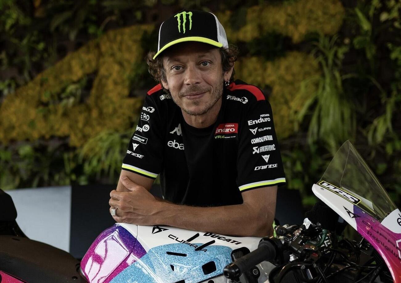 Il Team VR46 come non l&#039;avete mai visto: le premure di Valentino Rossi (&quot;Casanova-Savelli da sistemare&quot;) e Cesare Cremonini che canta i Ricchi e Poveri per Di Giannantonio