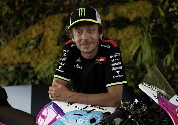 Il Team VR46 come non l&#039;avete mai visto: le premure di Valentino Rossi (&quot;Casanova-Savelli da sistemare&quot;) e Cesare Cremonini che canta i Ricchi e Poveri per Di Giannantonio