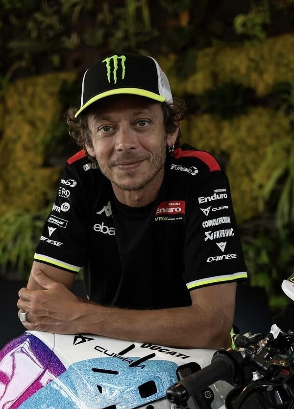 Il Team VR46 come non l&#039;avete mai visto: le premure di Valentino Rossi, la cabala di Cesare Cremonini e i Ricchi e Poveri per Di Giannantonio