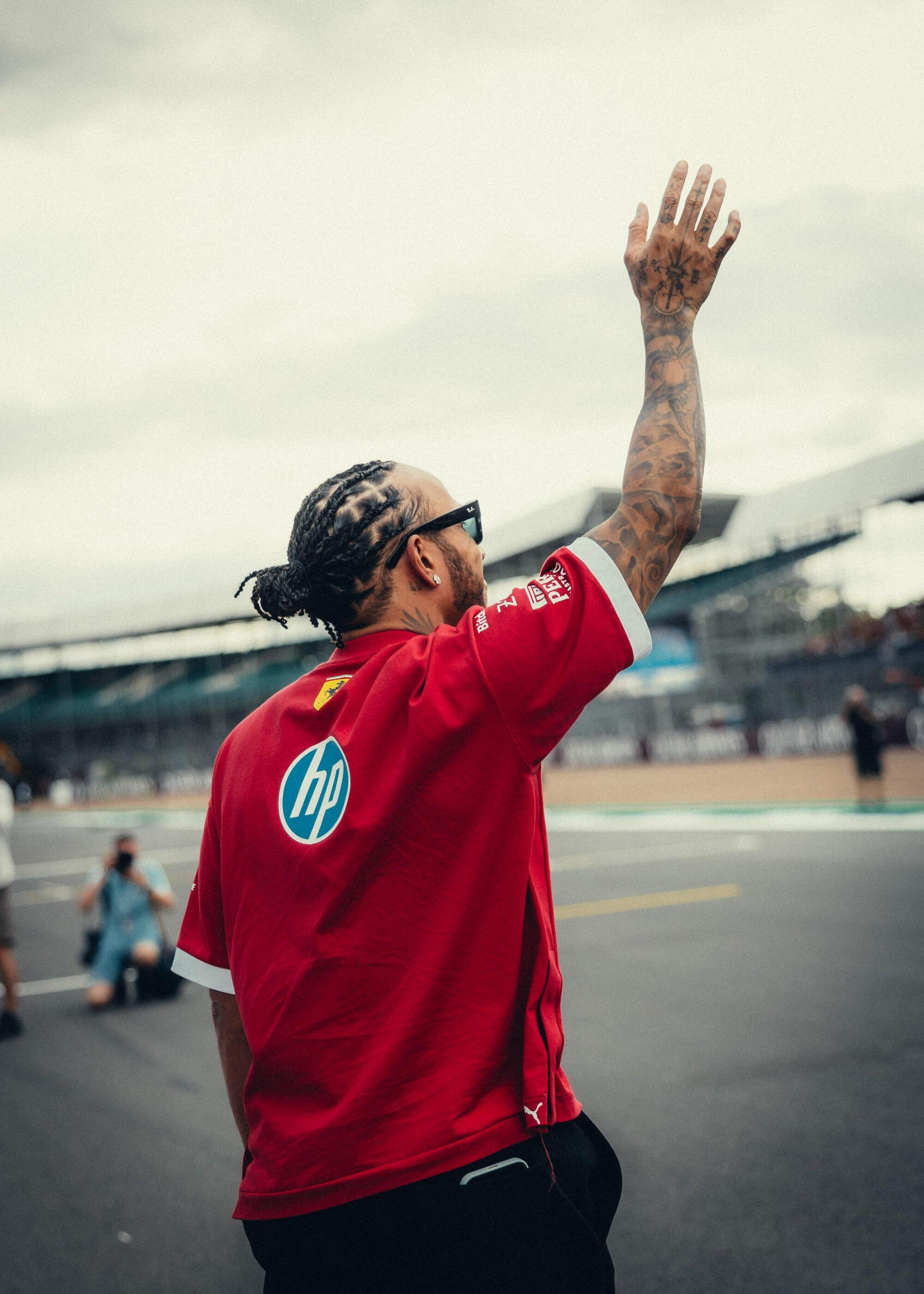 Lewis Hamilton saluta i tifosi a Silverstone, per la prima volta in rosso
