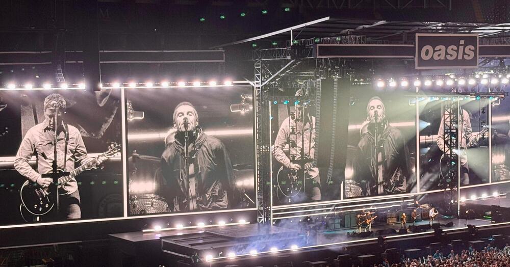 Siamo stati al concerto di reunion degli Oasis a Cardiff, ma com&rsquo;&egrave; stato? Una setlist perfetta e un live tra birre volanti, abbracci tra Noel e Liam Gallagher e i fan in delirio. Vi raccontiamo un sogno che si avvera con il ritorno dei re del britpop&hellip;