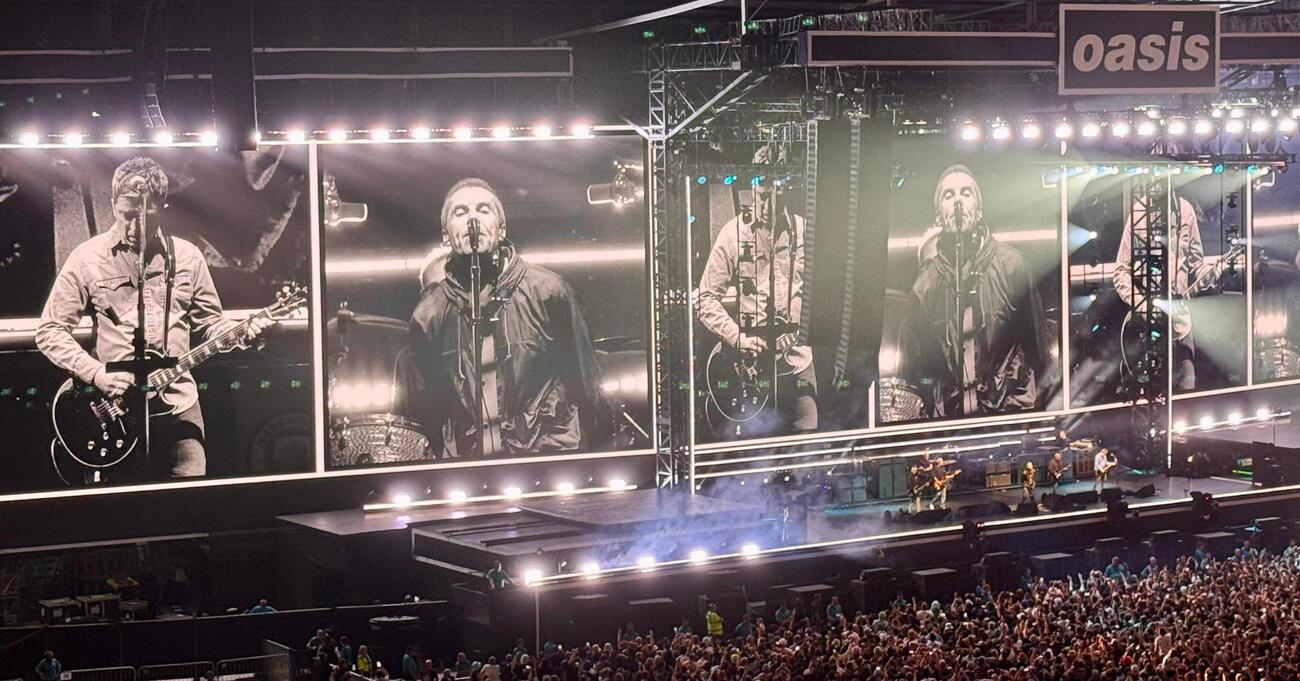 Siamo andati al concerto di reunion degli Oasis a Cardiff, ma com&rsquo;&egrave; stato? Una setlist perfetta e un live tra birre volanti, abbracci tra Noel e Liam Gallagher e fan in delirio. Vi raccontiamo un sogno che si avvera con il ritorno dei re del britpop&hellip;