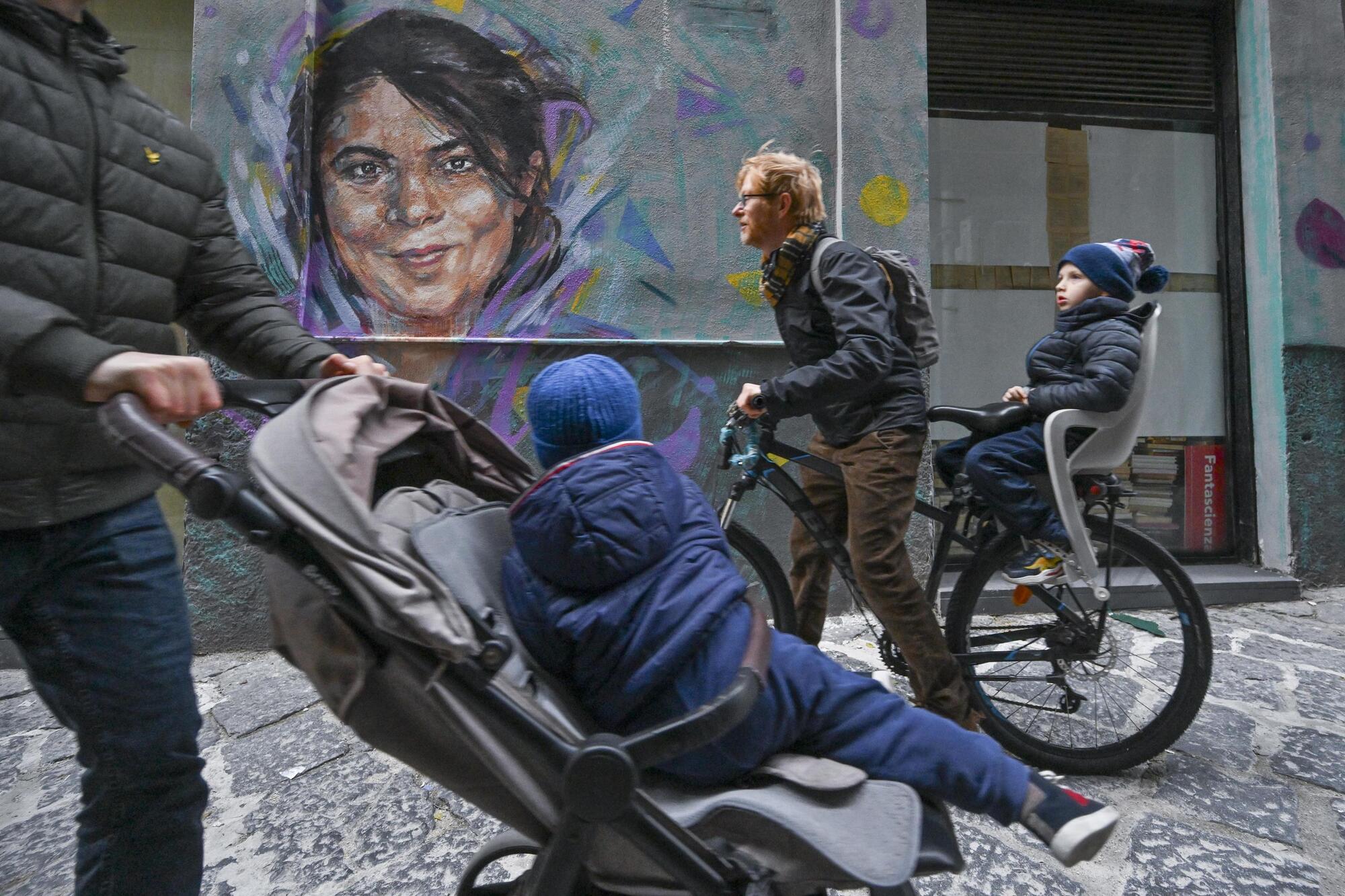 Un murales di Michela Murgia nel centro storico di Napoli
