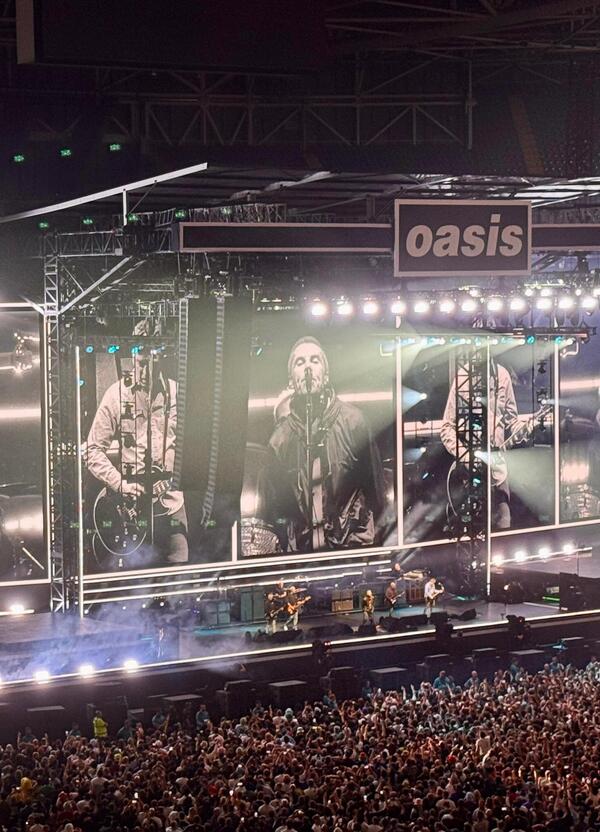 Siamo andati al concerto di reunion degli Oasis a Cardiff, ma com&rsquo;&egrave; stato? Una setlist perfetta e un live tra birre volanti, abbracci tra Noel e Liam Gallagher e fan in delirio. Vi raccontiamo un sogno che si avvera con il ritorno dei re del britpop&hellip;