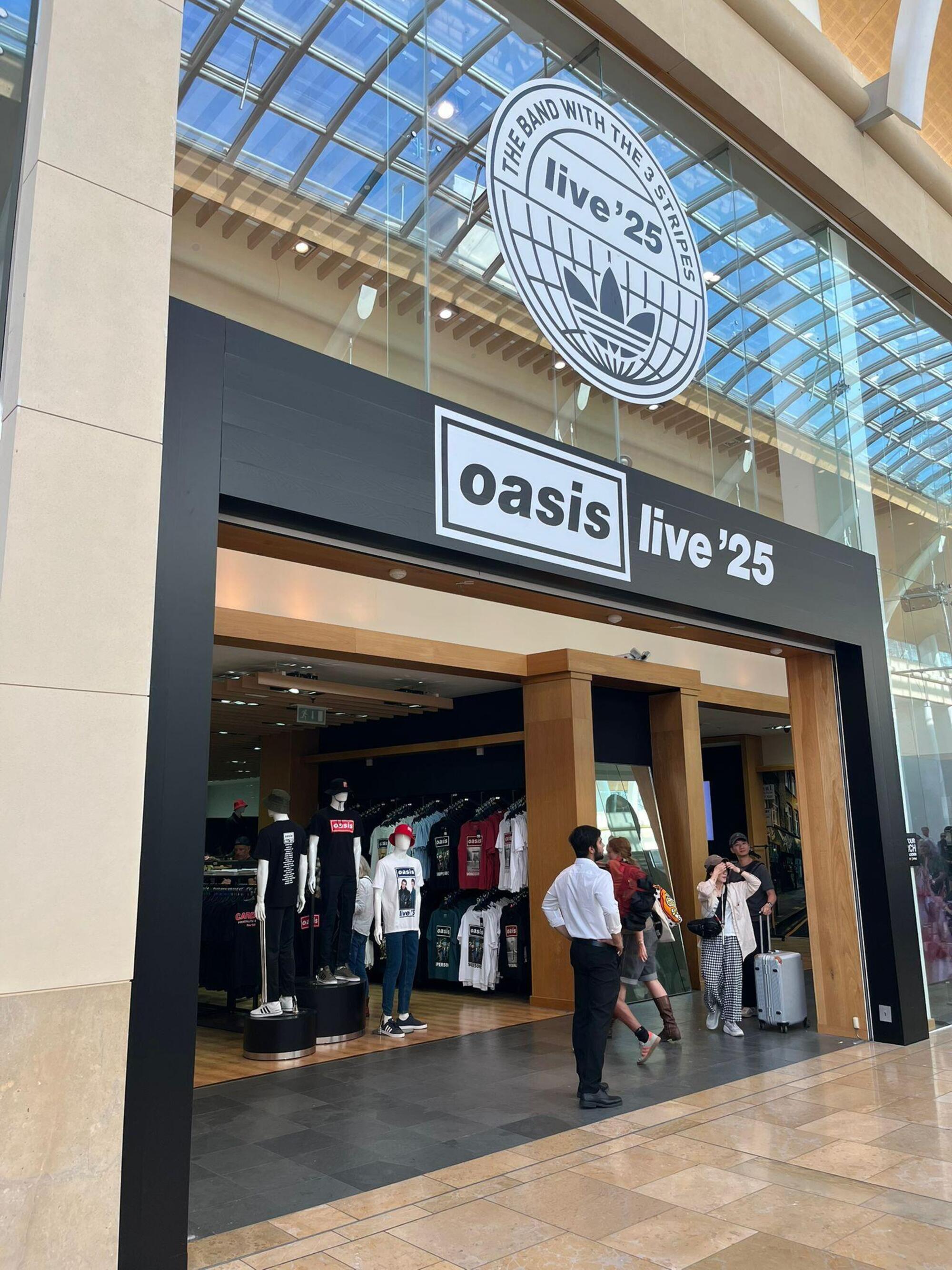 Il fan store degli Oasis a Cardiff