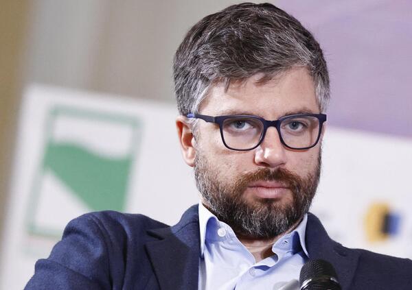 &ldquo;Elon Musk vuole cambiare la specie umana&rdquo;. Abbiamo letto &ldquo;Il Nemico&rdquo; di Stefano Feltri (Utet), ma com&#039;&egrave;? Una critica al re di Tesla, Space X e dei social: ecco perch&eacute; la democrazia &egrave; un intralcio agli affari, e l&#039;ex Doge va fermato