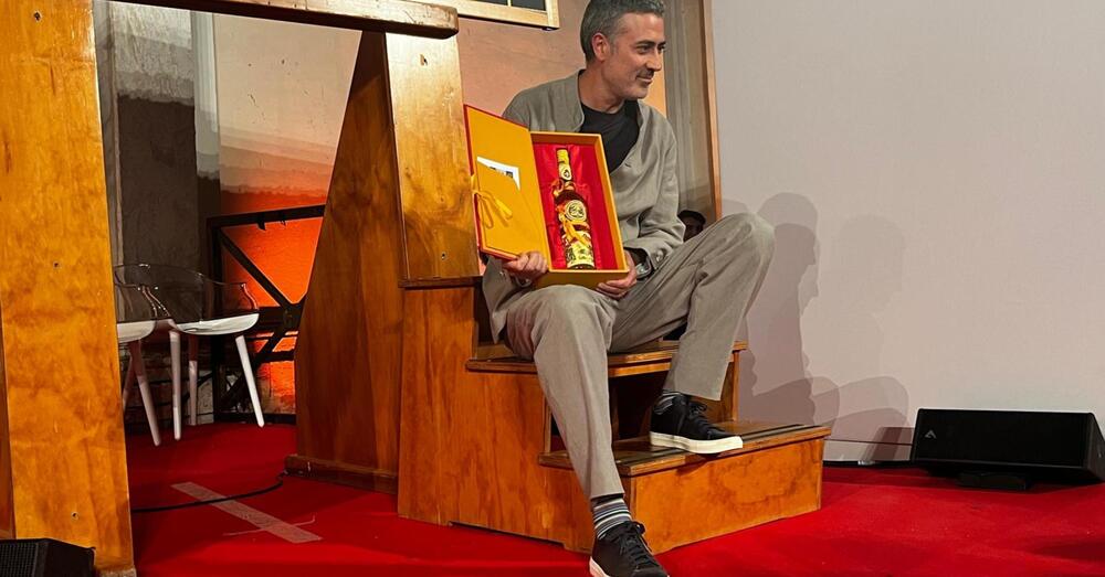 Il maschilismo del Premio Strega e di Andrea Bajani: perch&eacute; lo scrittore de &ldquo;L&rsquo;Anniversario&rdquo;, che si lamenta del patriarcato, non ha rinunciato al premio in favore di una donna?