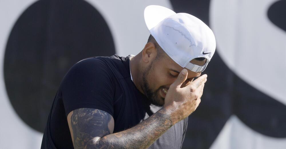 CLAMOROSO: Kyrgios lasciato fuori dai cancelli di Wimbledon. Ma lui come ha reagito? Dal &ldquo;Ma lo sai chi sono io?&rdquo; a &ldquo;Google funziona?&rdquo;, ecco la parabola discendente di un Nik fuori dal tennis, in tutti i sensi