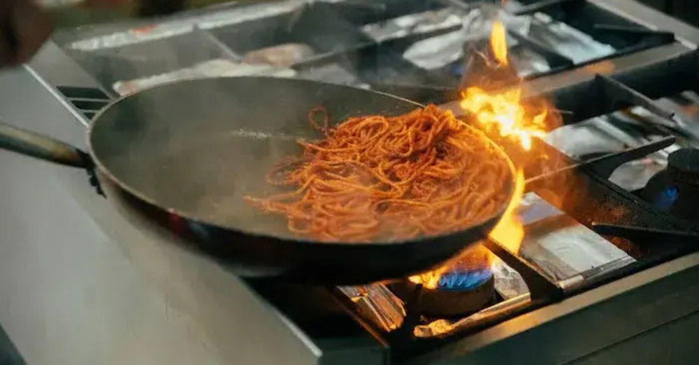 A Bari stanno esagerando con i prezzi nei ristoranti? Spaghetti e orecchiette con scontrini folli (17-18 euro): ecco come viene spremuto il turismo...