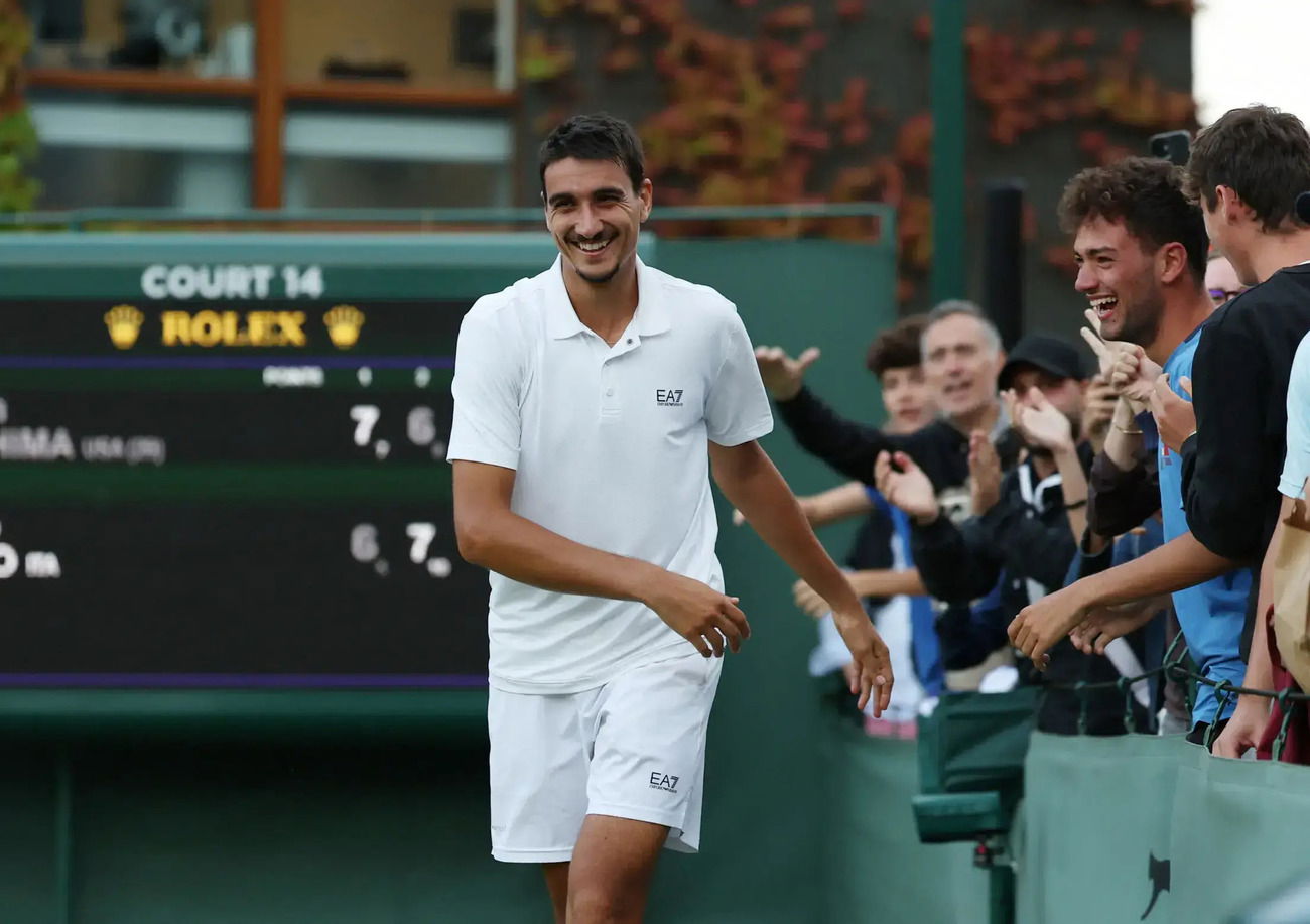 Siamo salvi, MANIC MONDAY IS BACK! Sinner, Sonego e Cobolli ci hanno restituito un buon motivo per non lavorare: il sacro luned&igrave; di Wimbledon