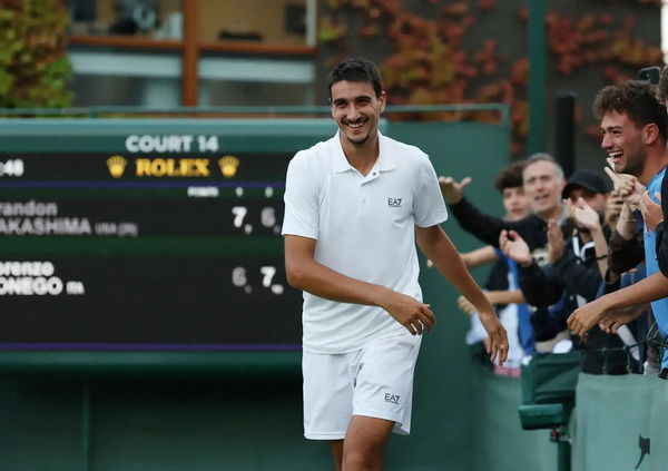 Siamo salvi, MANIC MONDAY IS BACK! Sinner, Sonego e Cobolli ci hanno restituito un buon motivo per non lavorare: il sacro luned&igrave; di Wimbledon