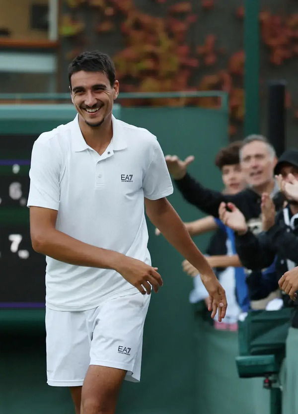 Siamo salvi, MANIC MONDAY IS BACK! Sinner, Sonego e Cobolli ci hanno restituito un buon motivo per non lavorare: il sacro luned&igrave; di Wimbledon