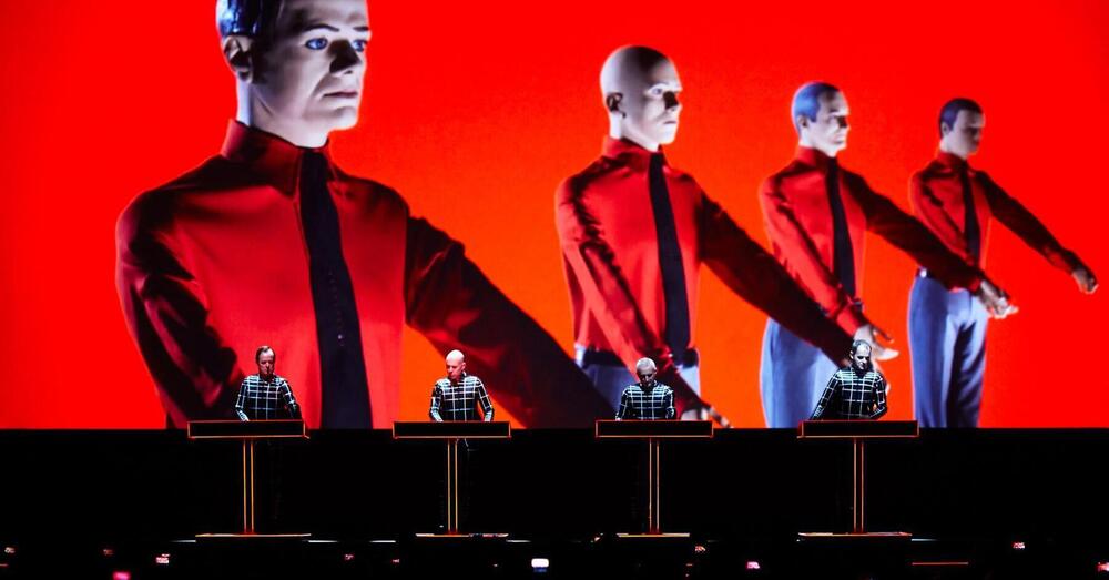 Abbiamo (ri)ascoltato Radioactivity, il disco dei Kraftwerk di 50 anni fa, ma com&rsquo;&egrave;? Un album che ha predetto la musica di oggi e di domani (e torner&agrave; dal vivo a Pisa e Taormina)