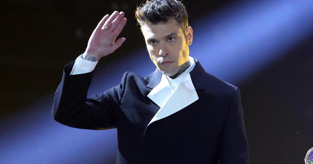 Ma l&#039;avete vista l&#039;estate proletaria di Fedez? L&#039;anno scorso agli after party esclusivi in Sardegna, adesso alle sagre di paese con Povia