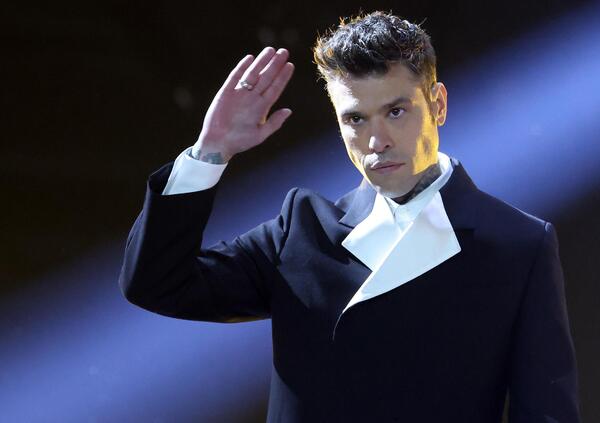 Ma l&#039;avete vista l&#039;estate proletaria di Fedez? L&#039;anno scorso agli after party esclusivi in Sardegna, adesso alle sagre di paese con Povia