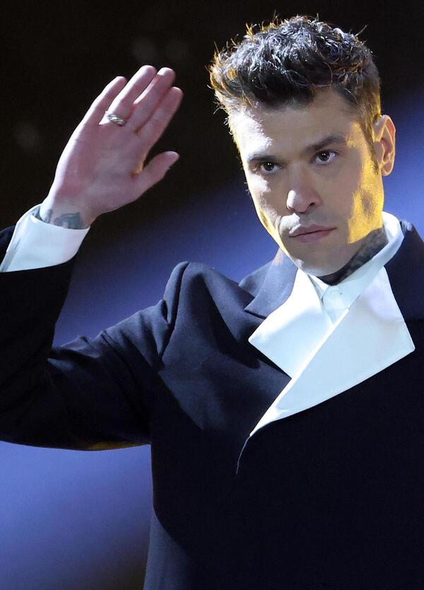 E l&#039;estate proletaria di Fedez? L&#039;anno scorso agli after in Sardegna, ora alle sagre con Povia 