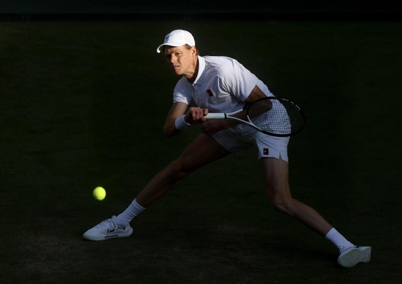 OK MA COSA &Egrave; SUCCCESSO AL BRACCIO DESTRO DI JANNIK SINNER a Wimbledon contro Dimitrov?