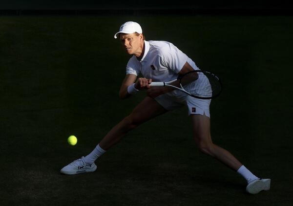 OK MA COSA &Egrave; SUCCCESSO AL BRACCIO DESTRO DI JANNIK SINNER a Wimbledon contro Dimitrov?