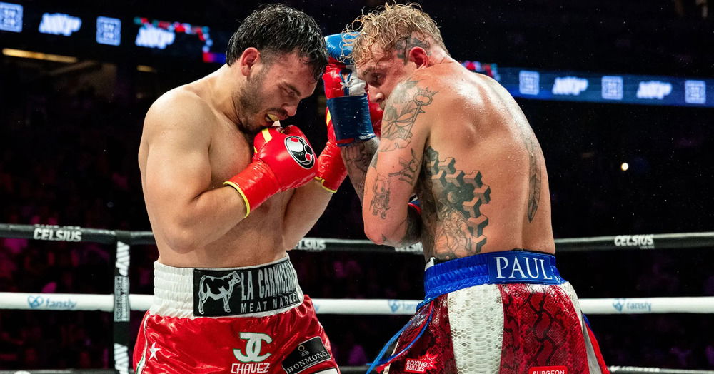 FUGGITIVO! Ma chi &egrave; Julio C&eacute;sar Ch&aacute;vez Jr, ex campione del mondo di boxe scomparso dopo l&rsquo;incontro con Jake Paul? I presunti legami con il cartello di Sinaloa, il traffico di armi e il padre (El Toro de Culiac&aacute;n): ecco la storia del &ldquo;figlio della leggenda&rdquo;