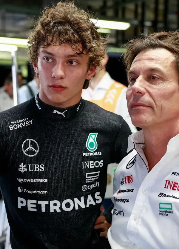 Kimi Antonelli vede il buio dopo il disastro di Silverstone: &ldquo;Al momento sembra che tutto vada male&rdquo;. Ma la lezione totale arriva&nbsp;da&nbsp;Toto&nbsp;Wolff
