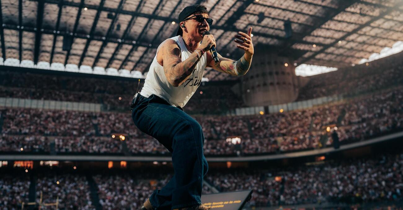 Siamo stati al concerto di Ultimo a San Siro, ma com&#039;&egrave; andata? Pioggia, emozioni e sold out! Ecco come si &egrave; trasformato da artista emergente a leggenda in meno di 10 anni...