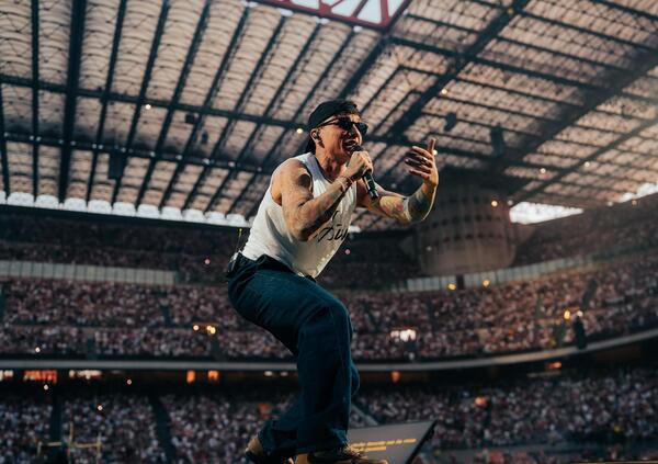 Siamo stati al concerto di Ultimo a San Siro, ma com&#039;&egrave; andata? Pioggia, emozioni e sold out! Ecco come si &egrave; trasformato da artista emergente a leggenda in meno di 10 anni...