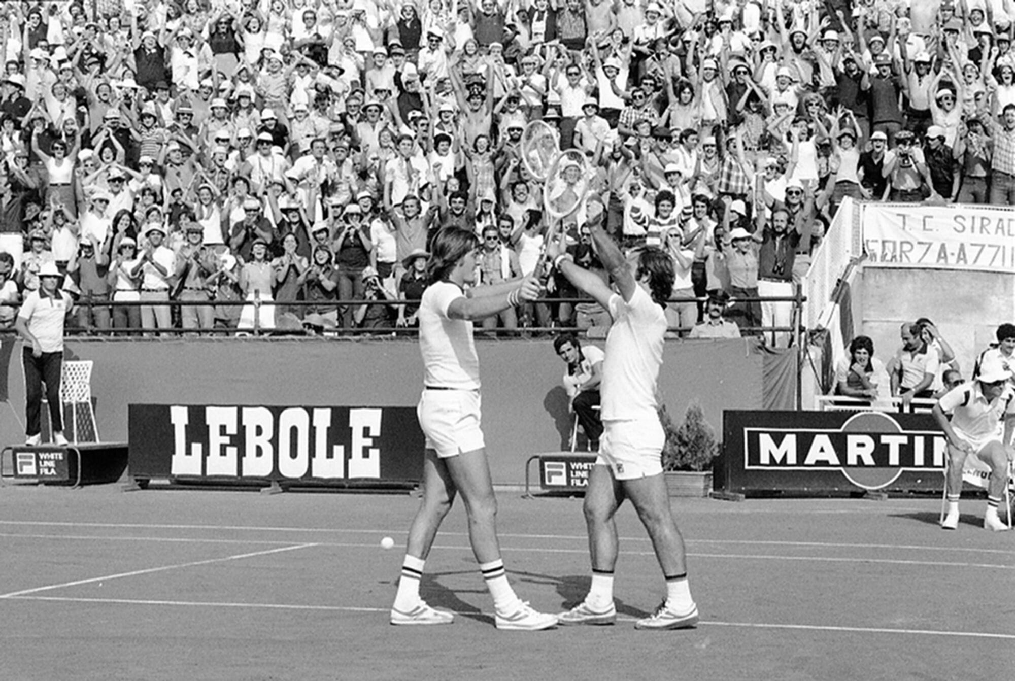 Adriano Panatta e Paolo Bertolucci durante la semifinale della Coppa Davis Italia - Australia, 1976