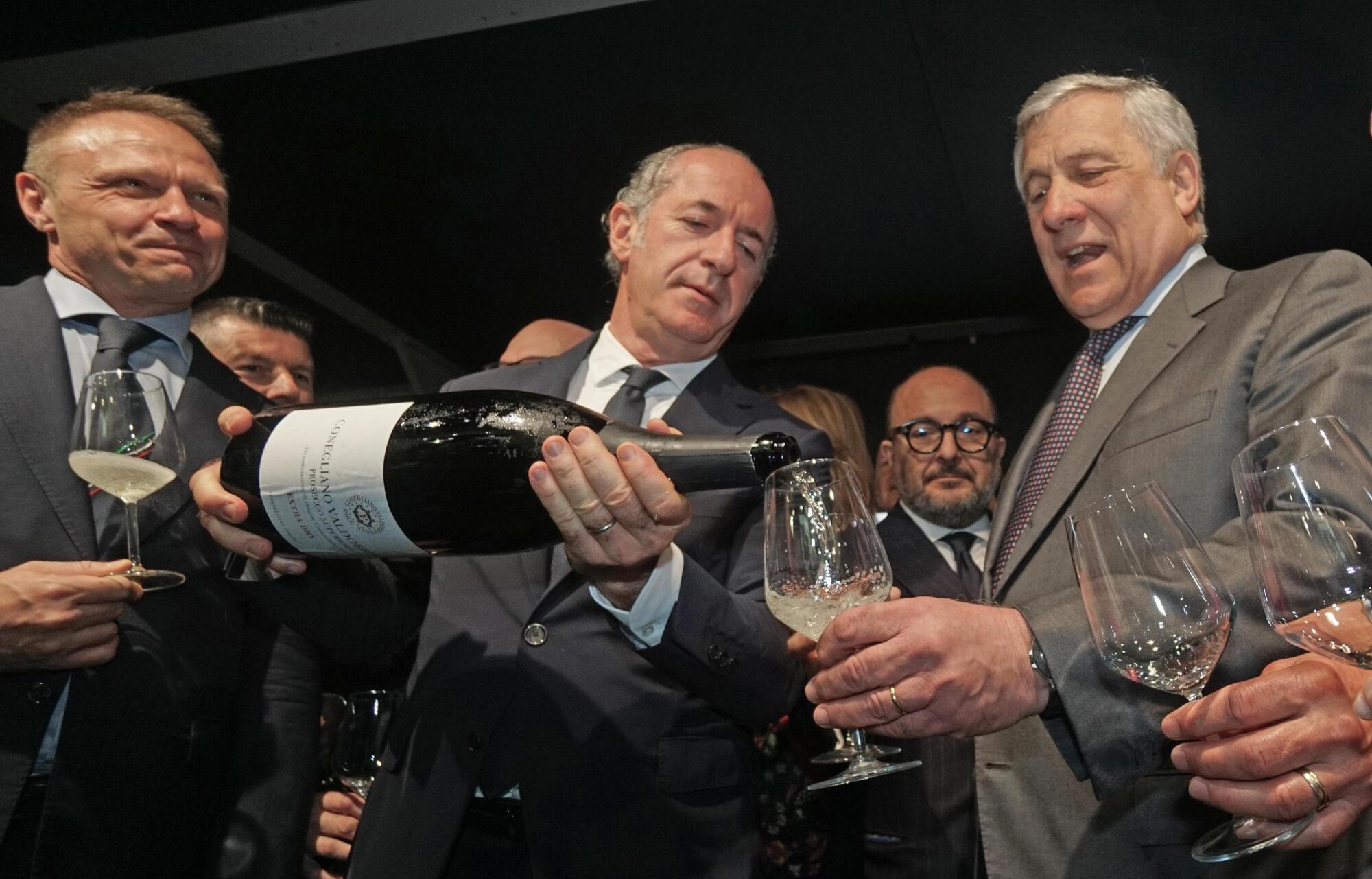Luca Zaia versa da bere ad Antonio Tajani