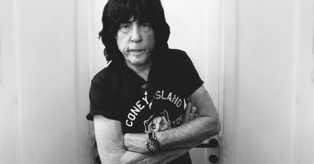 L&#039;intervista definitiva a Marky Ramone: &quot;Il punk &egrave; nato a New York, inglesi come i Sex Pistols non hanno inventato niente&quot;. Droga, party e odio per l&#039;auto-tune: il batterista dei Ramones si racconta a MOW