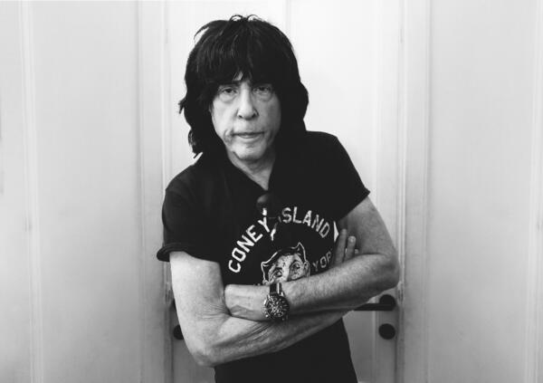 L&#039;intervista definitiva a Marky Ramone: &quot;Il punk &egrave; nato a New York, inglesi come i Sex Pistols non hanno inventato niente&quot;. Droga, party e odio per l&#039;auto-tune: il batterista dei Ramones si racconta a MOW