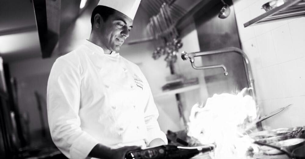 Lo chef Paolo Cappuccio &egrave; la nuova egemonia culturale in cucina? &ldquo;Ho tatuato svastica e Mussolini, per me &egrave; un gesto di ribellione. Perch&eacute; avere Che Guevara fa figo e questo no?&rdquo; E asfalta Masterchef&hellip; 
