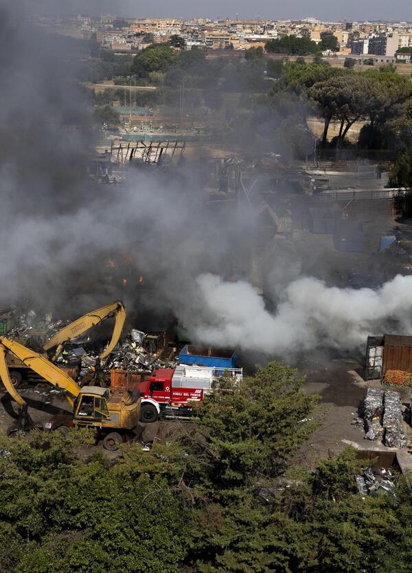Esplosione a Roma, ALLA FINE CI &Egrave; SCAPPATO IL MORTO dopo l&rsquo;incendio al distributore di benzina in via dei Gordiani: non c&rsquo;&egrave; l&rsquo;ha fatta il dipendente della pompa gpl Claudio Ercoli. Si indaga per omicidio colposo contro ignoti&hellip;