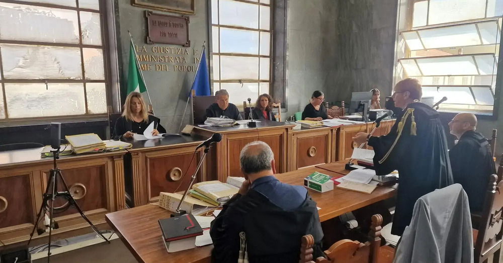 &ldquo;Irrituale ingerenza italiana&rdquo;: IL RUGGITO DEL VATICANO ALLA SBARRA, che alla prima udienza del &ldquo;processo Becciu&rdquo; cita come teste il sottosegretario Mantovano (uomo ombra di Giorgia Meloni) 
