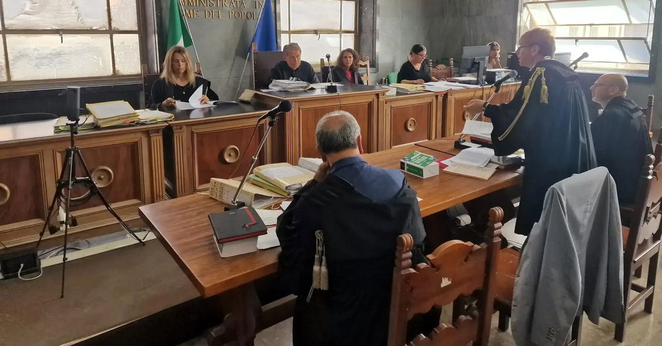 &ldquo;Irrituale ingerenza italiana&rdquo;: IL RUGGITO DEL VATICANO ALLA SBARRA, che alla prima udienza del &ldquo;processo Becciu&rdquo; cita come teste il sottosegretario Mantovano (uomo ombra di Giorgia Meloni) 