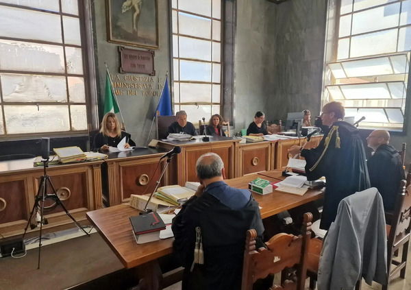 &ldquo;Irrituale ingerenza italiana&rdquo;: IL RUGGITO DEL VATICANO ALLA SBARRA, che alla prima udienza del &ldquo;processo Becciu&rdquo; cita come teste il sottosegretario Mantovano (uomo ombra di Giorgia Meloni) 