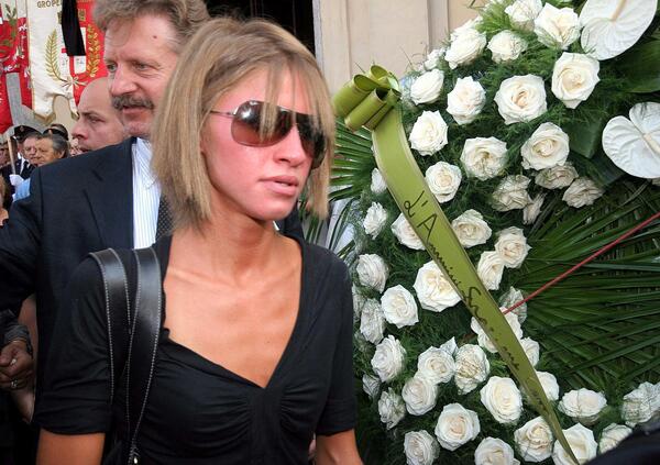 Omicidio Poggi, COSA DICE IL LINGUAGGIO DEL CORPO DI STEFANIA CAPPA dopo il delitto di Chiara? Perch&eacute; chiude gli occhi e tiene le labbra serrate? &ldquo;Vuole chiudere la comunicazione. Ha la presunzione di spiegare cosa sia successo alla cugina&rdquo;