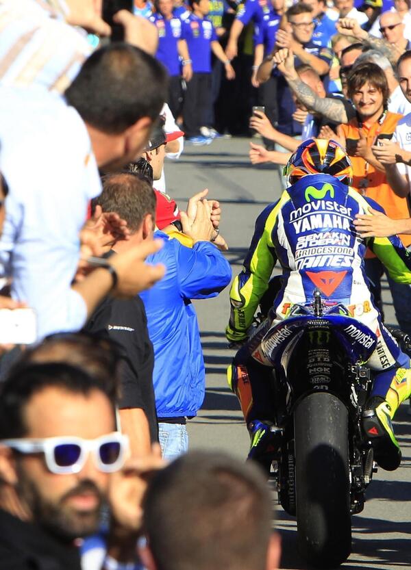 S&igrave;, Dorna sta tornando ad accendere il 2015 tra Valentino Rossi e Marc Marquez: &egrave; per questo che il Doc ha smesso di seguire la MotoGP su Instagram?