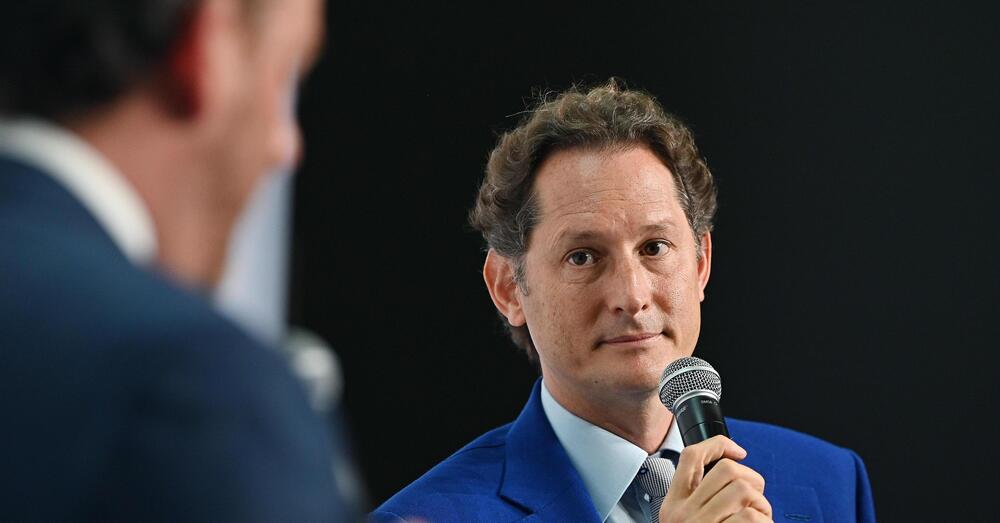  Calenda asfalta John Elkann: &ldquo;Stellantis affondata. La fusione del 2021 con i francesi un tradimento&rdquo;. Ferrari? &ldquo;In Fomula 1 non vince&rdquo;. La Juventus? &ldquo;L&rsquo;ultimo scudetto lo ha vinto Andrea Agnelli. Ora&hellip;&rdquo;