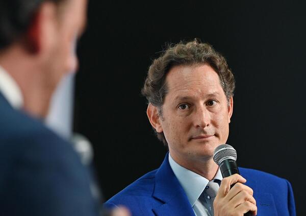  Calenda asfalta John Elkann: &ldquo;Stellantis affondata. La fusione del 2021 con i francesi un tradimento&rdquo;. Ferrari? &ldquo;In Fomula 1 non vince&rdquo;. La Juventus? &ldquo;L&rsquo;ultimo scudetto lo ha vinto Andrea Agnelli. Ora&hellip;&rdquo;