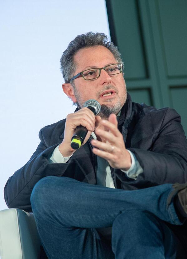 Ma avete visto il nuovo trend di TikTok che inquina? Bisogna buttare la crema solare in mare. Scoppia la polemica e interviene il deputato Francesco Borrelli: ecco perch&eacute; &egrave; un reato