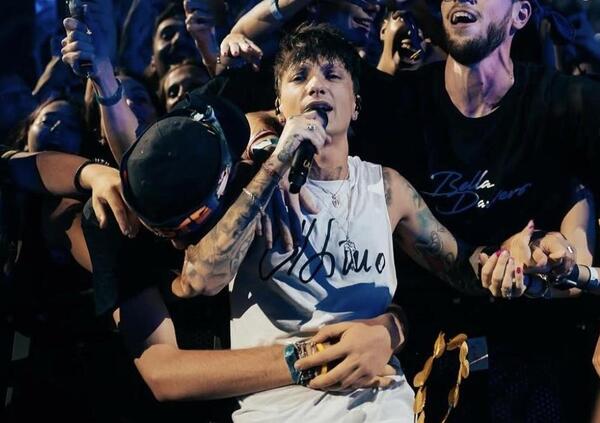 Siamo stati al concerto di Ultimo allo Stadio Olimpico a Roma, ma com&#039;&egrave; andata? &Egrave; STATO BELLO DAVVERO: altro che finti sold out e cambi d&rsquo;abito. Niccol&ograve; solo con la sua musica si &egrave; portato dietro sessantamila storie che gli assomigliano. E sull&rsquo;annuncio&hellip;