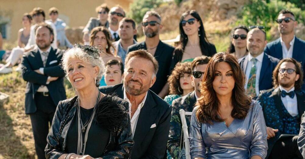 Abbiamo visto Un altro Ferragosto di Virz&igrave; (stasera su Rai 3) con Christian De Sica e Sabrina Ferilli, ma com&#039;&egrave;? Un film (che dovrebbe essere gi&agrave; un cult) su una sinistra che non c&rsquo;&egrave; e una destra che non capiamo