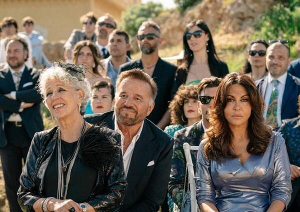 Abbiamo visto Un altro Ferragosto di Virz&igrave; (stasera su Rai 3) con Christian De Sica e Sabrina Ferilli, ma com&#039;&egrave;? Un film (che dovrebbe essere gi&agrave; un cult) su una sinistra che non c&rsquo;&egrave; e una destra che non capiamo