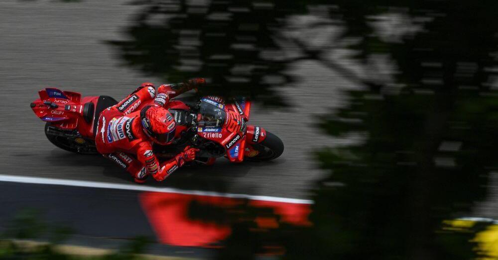 Nel sabato del Sachsenring non bastano pioggia, questo Bezzecchi e tre caz*ate per sfilare il trono a Re Marc Marquez. Brutto crash per Morbidelli, mentre Bagnaia&hellip;