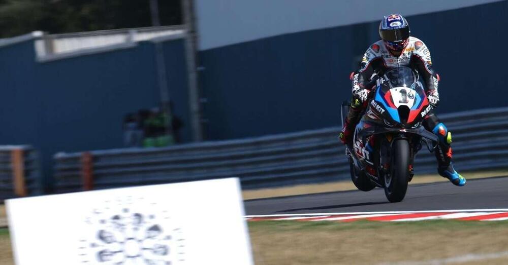 [VIDEO] SBK: Lowes sbriciola la sua Bimota e Toprak fa il Marquez (con scenetta tremenda) a Donington davanti a Bulega e Petrucci. Altro crash sf*gatissimo per Bautista...