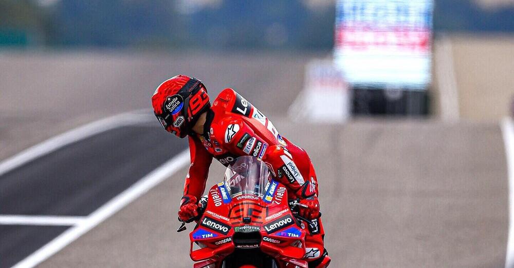 Marc Marquez fa quello che vuole in un Sachsenring che ne ha salvati solo dieci. Sul podio  Alex con una vite nella mano e Bagnaia (con un chiodo in testa)