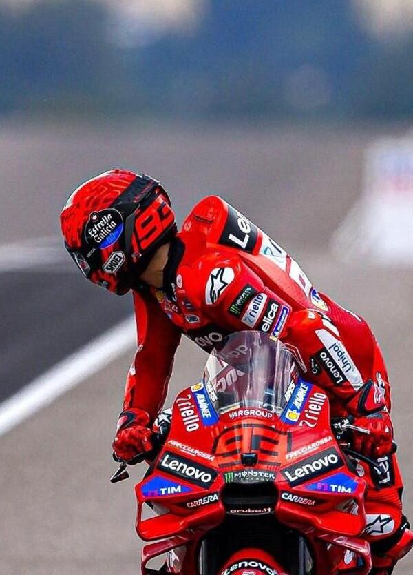 Marc Marquez fa quello che vuole in un Sachsenring che ne ha salvati solo dieci. Sul podio  Alex con una vite nella mano e Bagnaia (con un chiodo in testa)